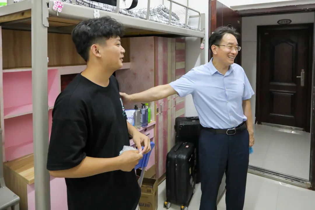 心系学生,"寓"见温暖|湖北恩施学院校领导看望2021级新生