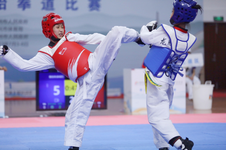 热血拼搏 跆拳道少年一较高下