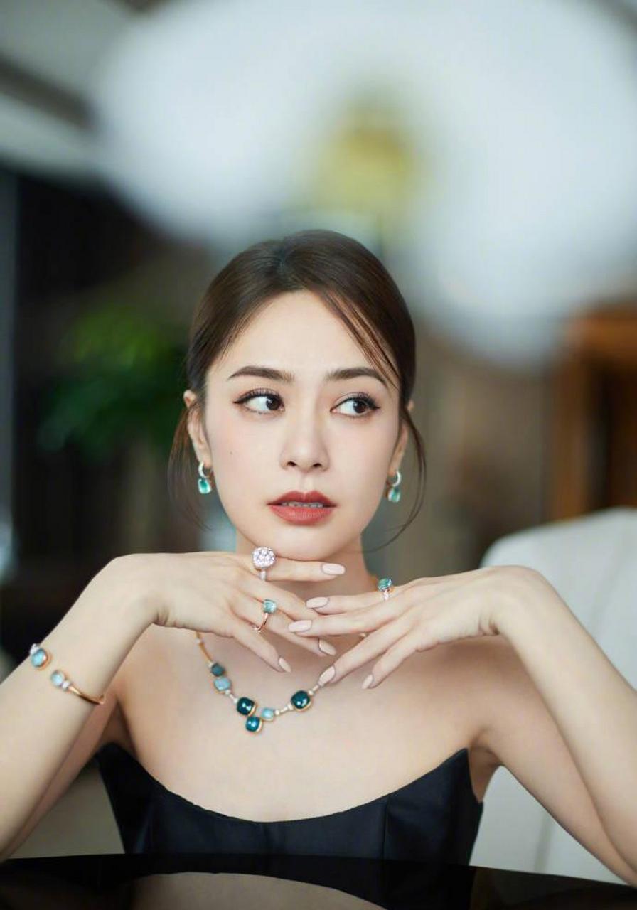 4月19日,阿娇钟欣潼分享最新写真大片,魅力十足.