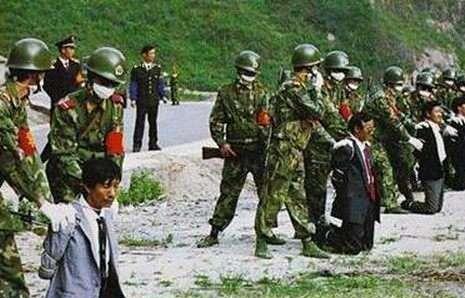 90年代武警枪毙死刑犯的现场旧照,行刑的武警全部口罩遮面