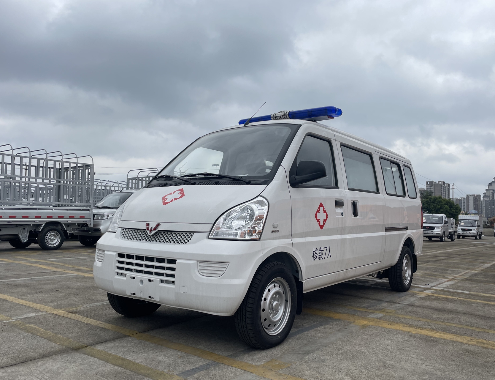 林立五菱荣光加长负压救护车:卫生防疫的坚强后盾