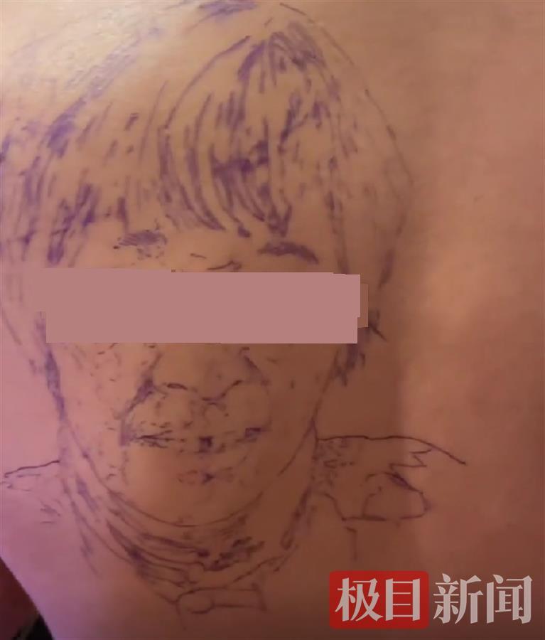 西安一纹身师帮顾客将母亲肖像纹后背:耗费3小时,收费超5000元