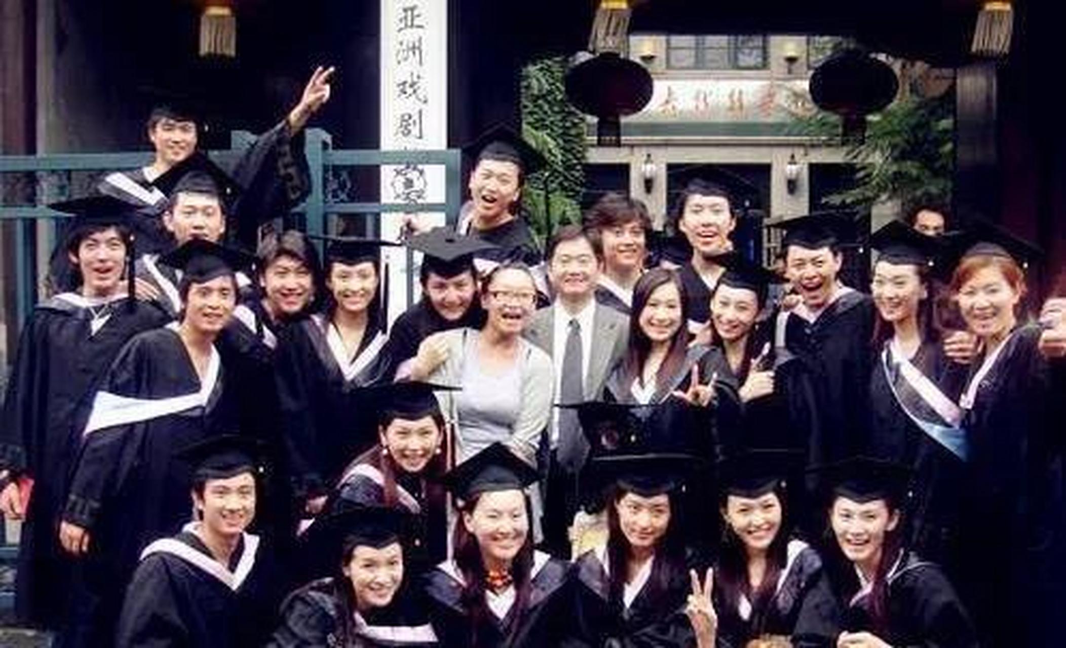 唐嫣回中戏参加同学会,文章站旁边差点没认得出!