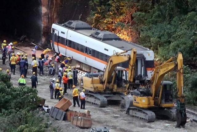 台铁事故50名罹难者中48人确定身份,第四节车厢顺利拉出