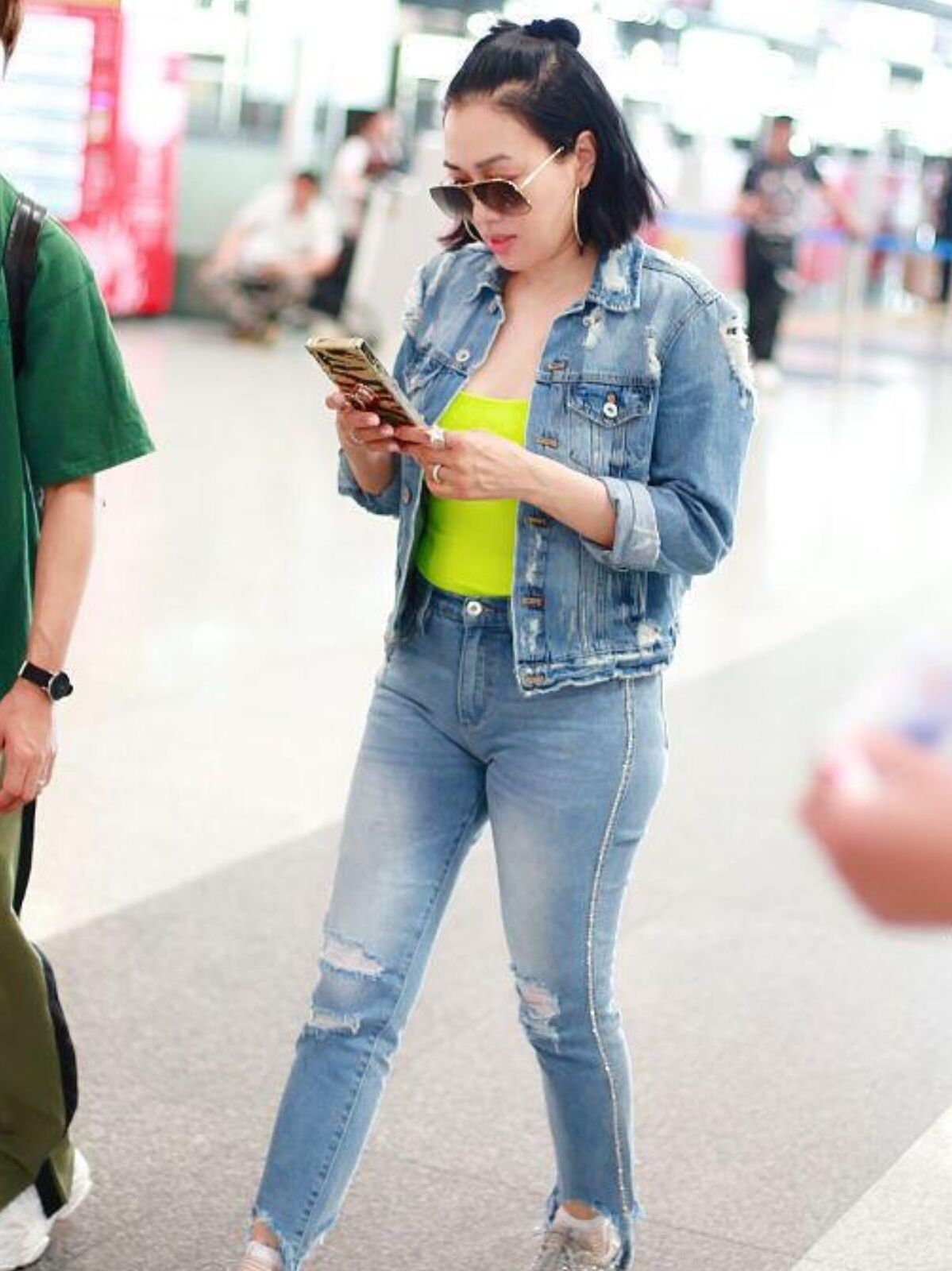 钟丽缇真时髦,穿紧身牛仔裤走机场,俏皮魅力藏不住