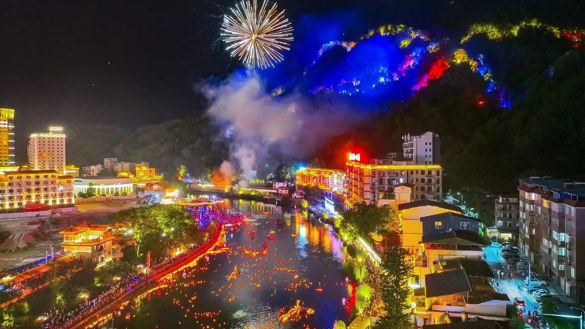 广西资源河灯节河灯万盏现奇观