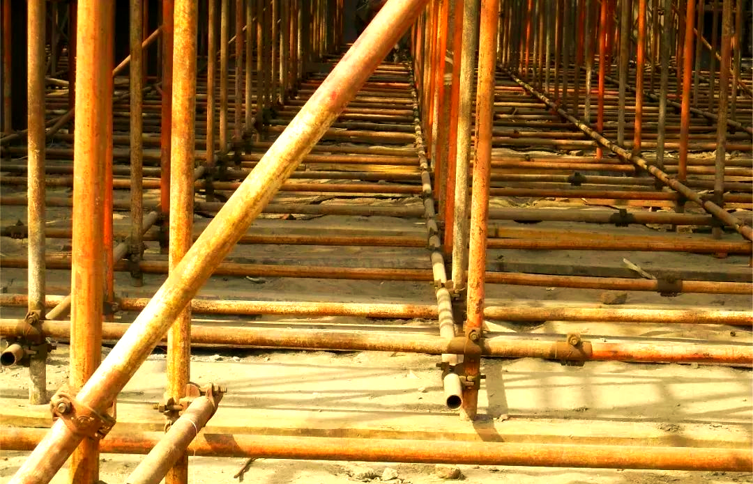 这种问题同样会影响结构稳定性,因此,在检查时需要仔细确认扫地杆与