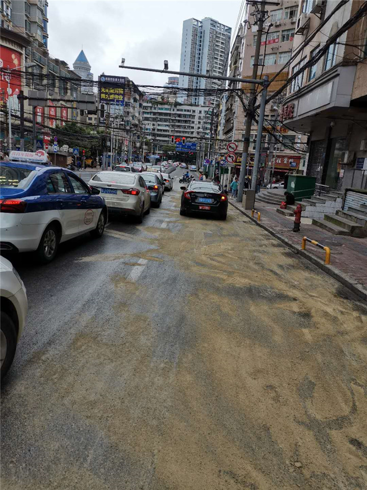 电瓶车突然摔倒,兴关路瞬间成了"溜冰场"