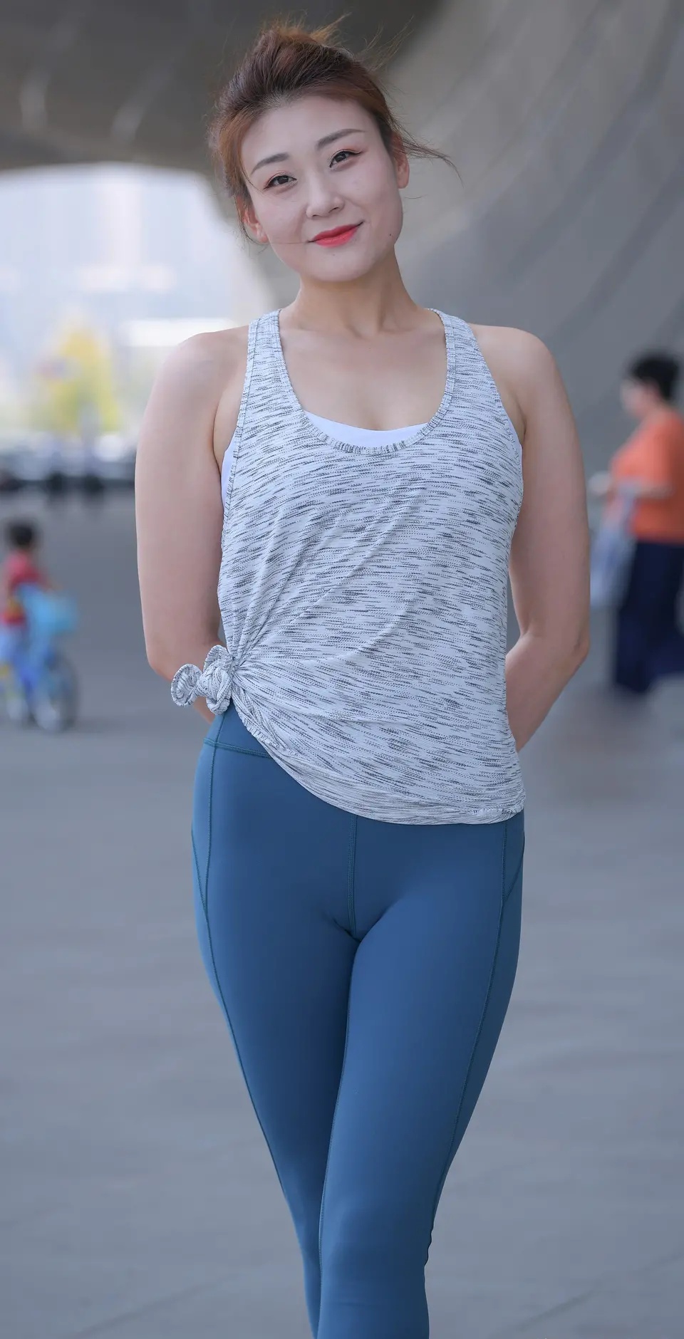 街拍:练瑜伽的小姐姐