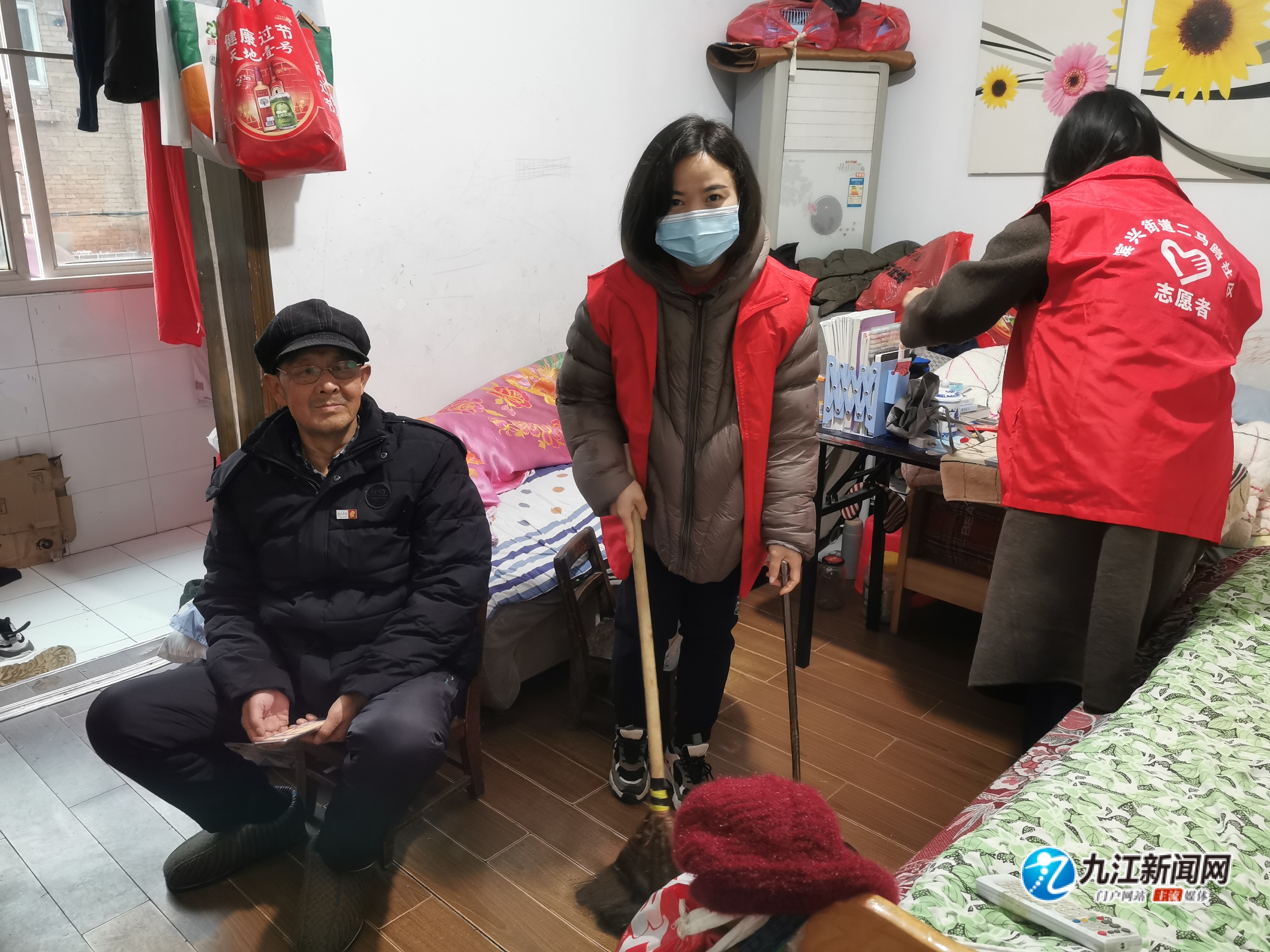 「新春走基层」记者与"红马甲"上门帮空巢老人"除旧迎新"