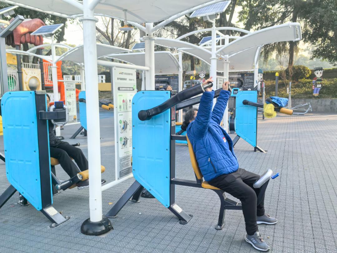 安公社区室外智能健身房,每天不少市民来打卡