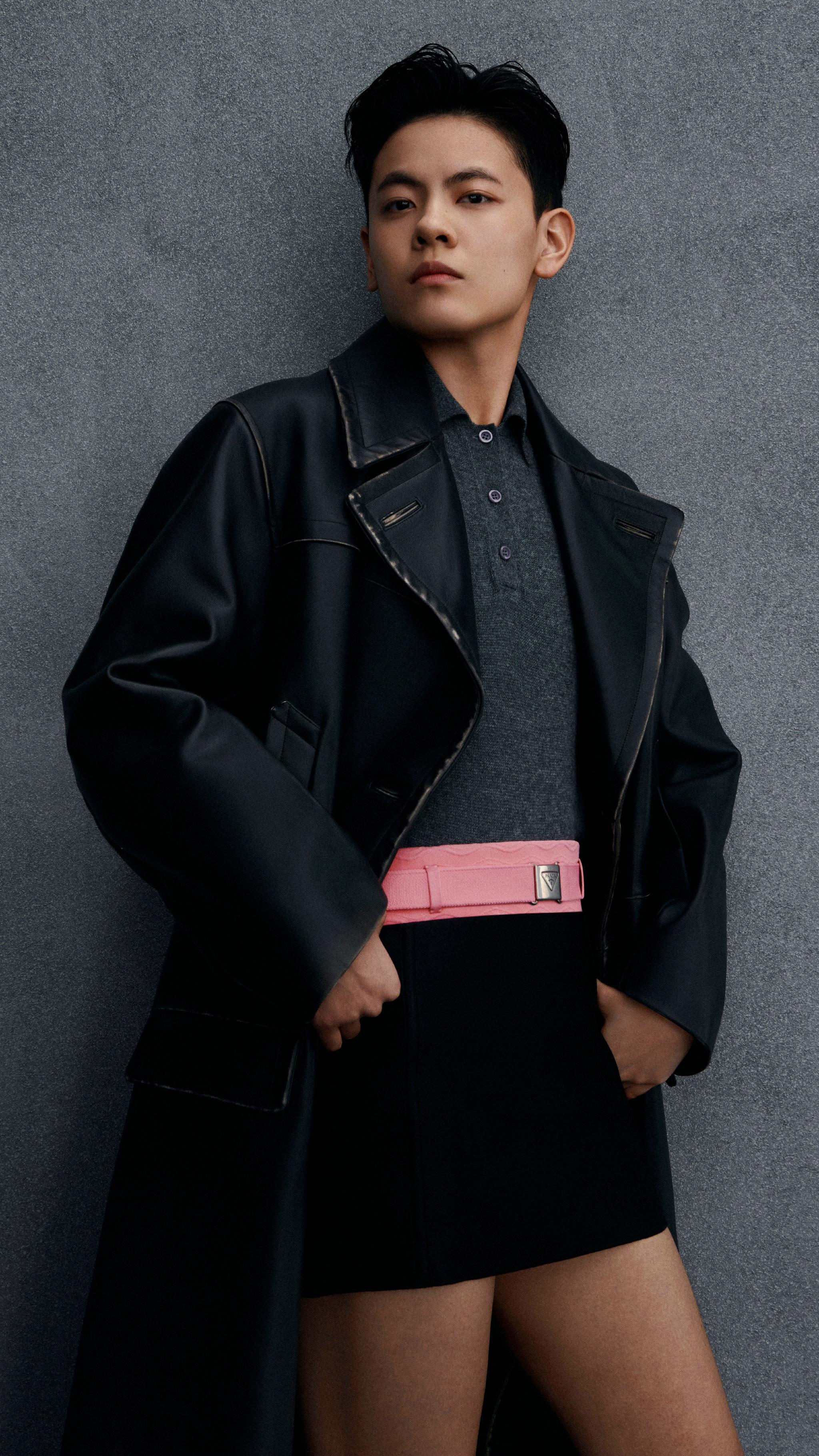 杨舒予写真大片曝光 黑色连衣裙搭配黑色皮衣气场强