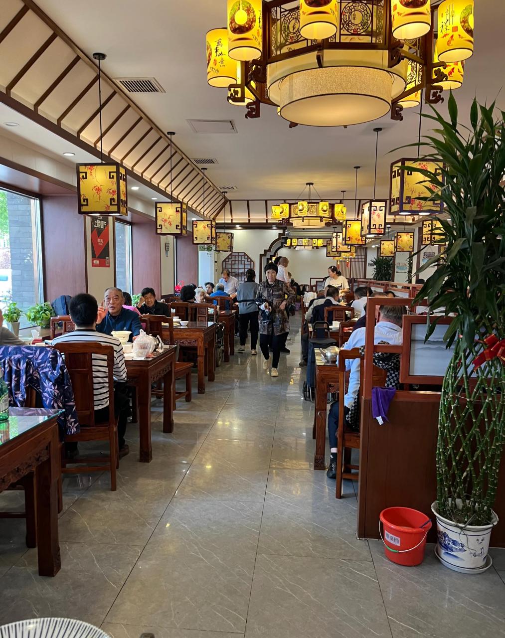 八年前,在天津,中山路的惠宾饭店就很火爆,无论中午还是晚上,饭点都是