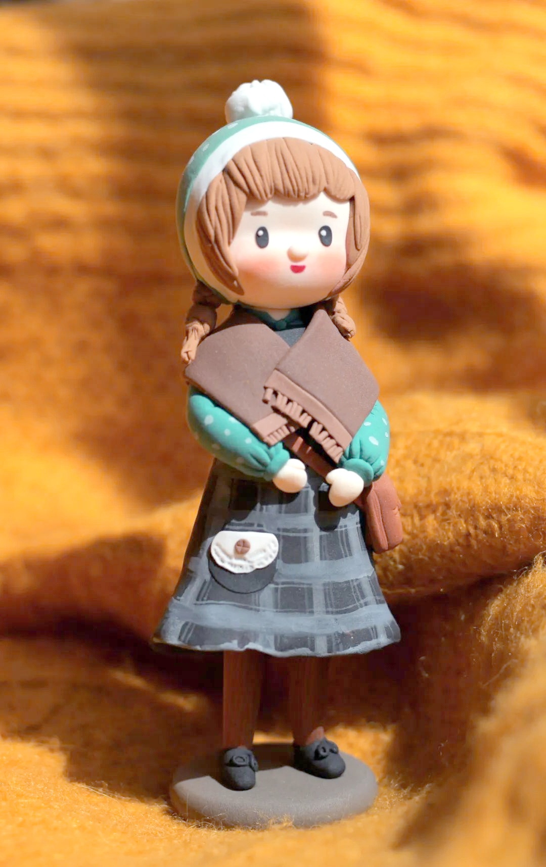 冬日温暖:超轻粘土女孩的诞生与灵感世界