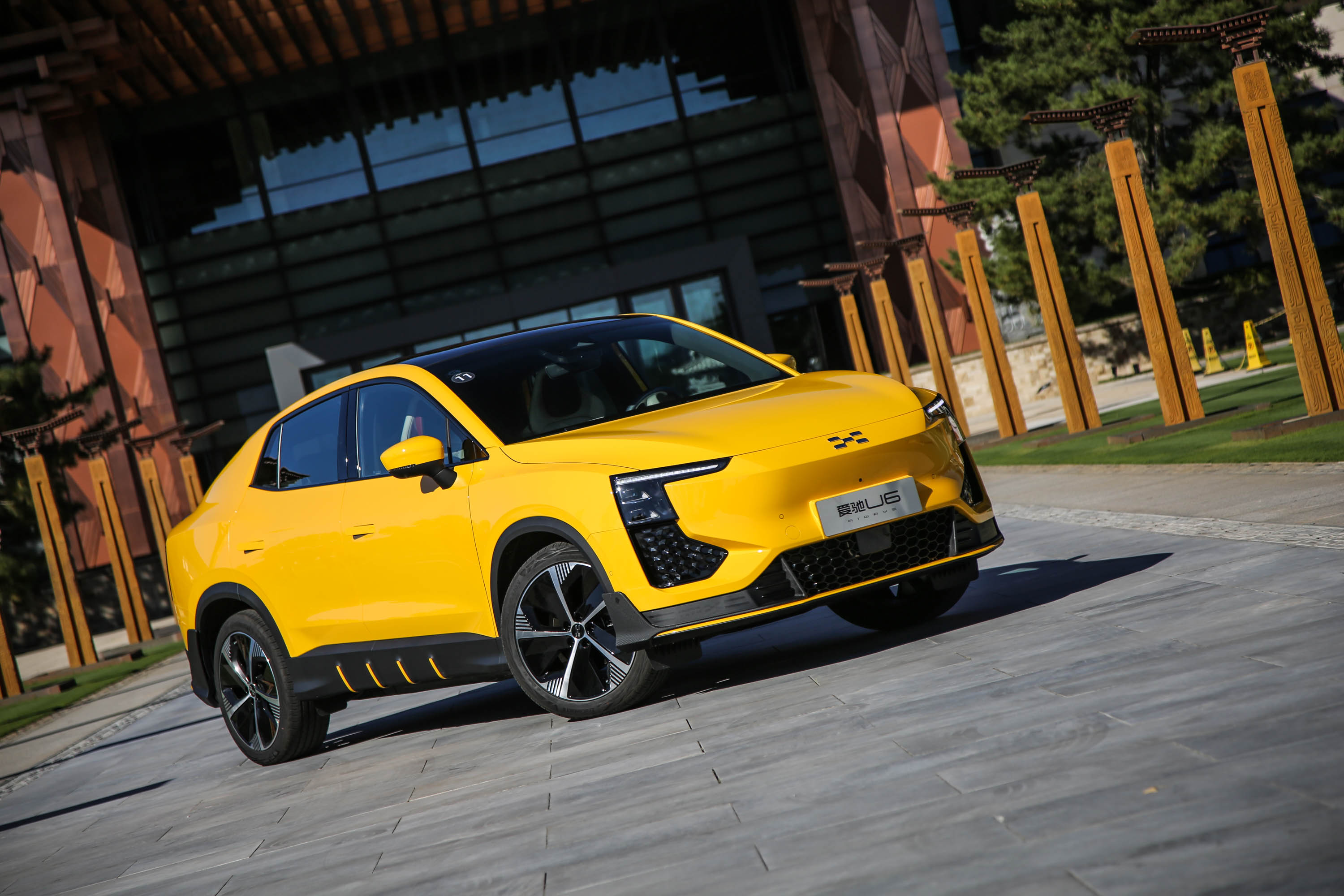 定位轿跑suv,续航最高590km,迟来的爱驰u6能否"逆袭"?