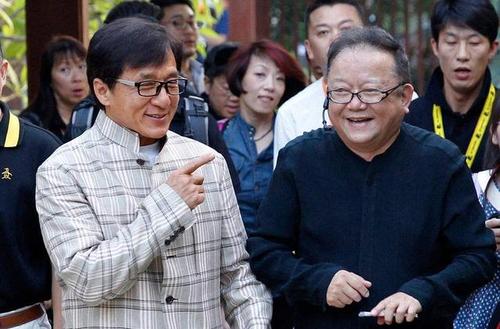 71岁"和珅"王刚网恋奔现,迎娶小20岁的娇妻,儿子和孙子一样大