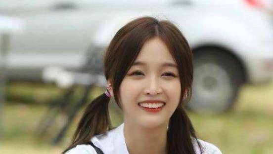 从吴宣仪初中时期的照片看内在美的重要性