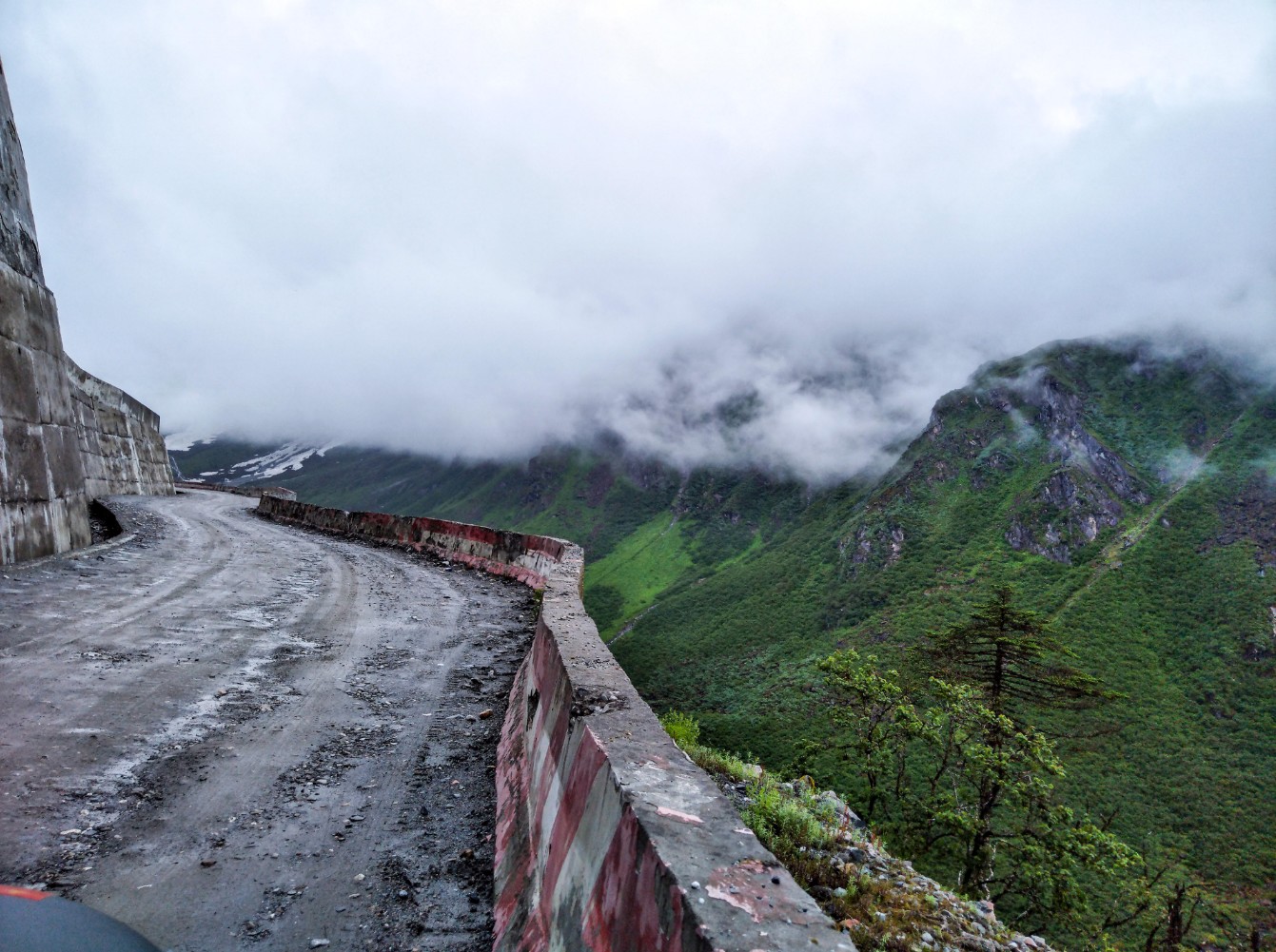 修建墨脱公路有多难?西方断定不可能建成,中国硬是建好了