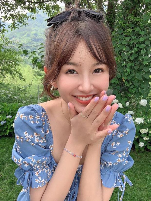 陈赫的现任妻子太有初恋感,穿碎花裙减龄又俏皮,气质不输小姑娘