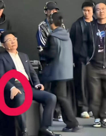 发布会坐姿被质疑耍大牌 张雪力挺余承东：他很男人