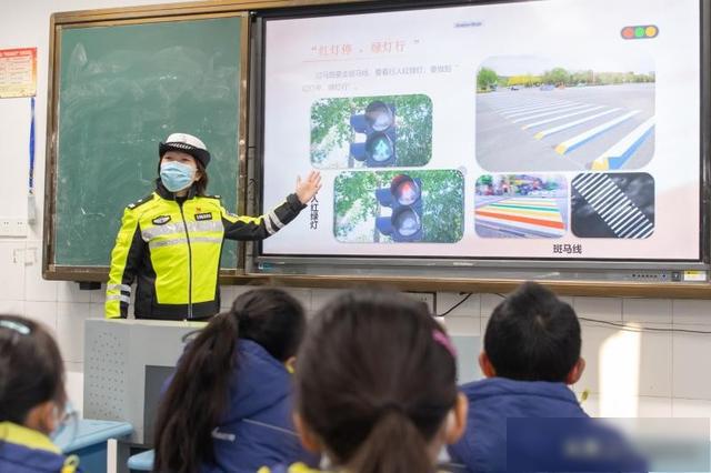 江都交警走進龍川小學宣講交通安全