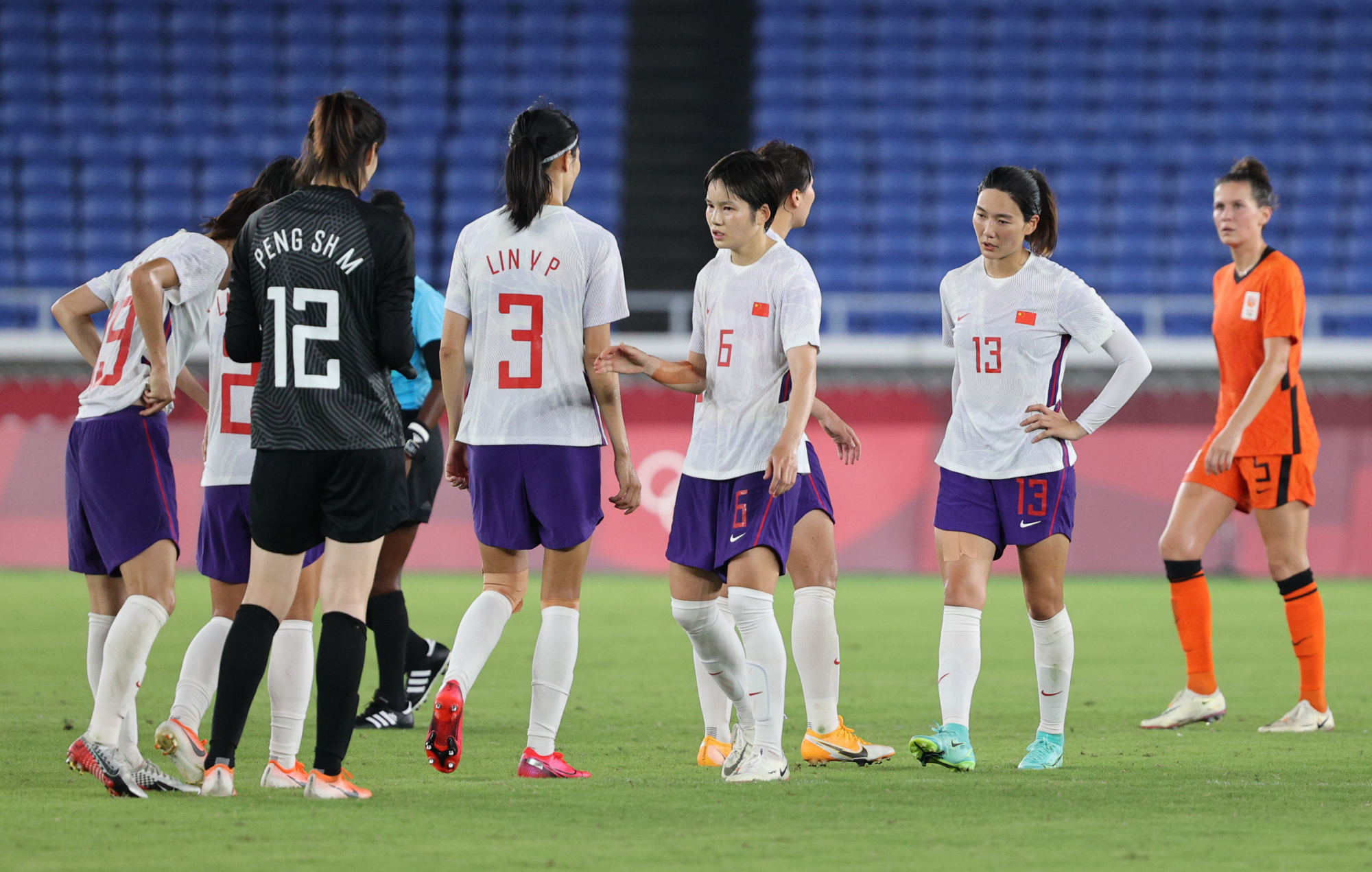中国女足在最后一场小组赛中2:8负于荷兰队(东京新闻供图)