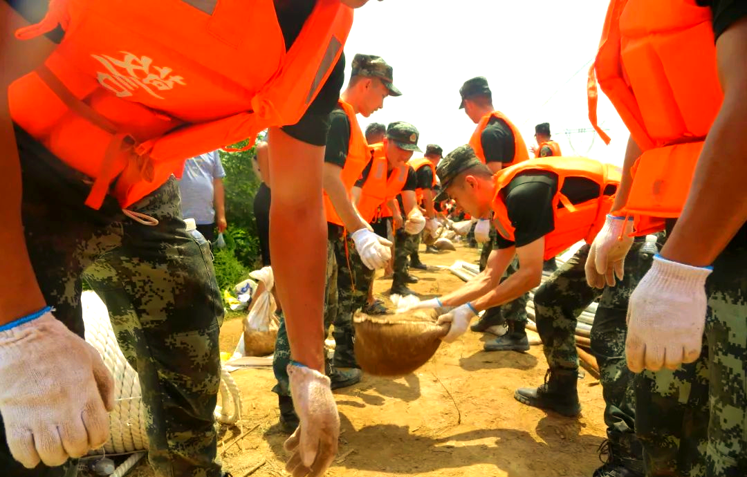 河北邢台抗洪救灾:官兵守护家园的60米决堤攻坚战