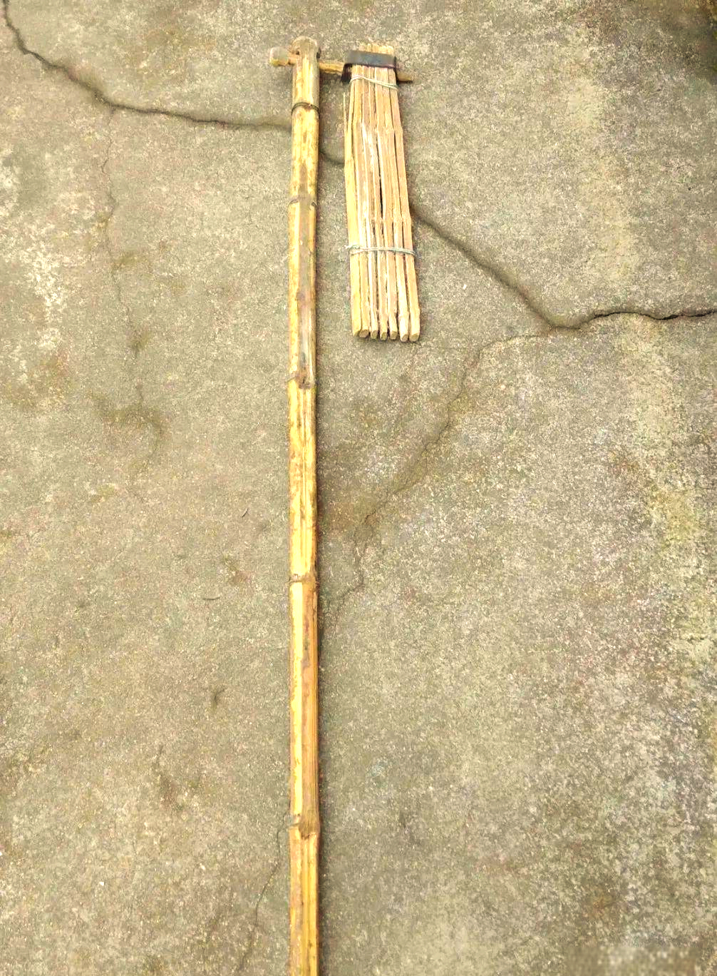 而敲杆,则是用约3尺长的坚硬细木棍制成,多采用韧性大,密度