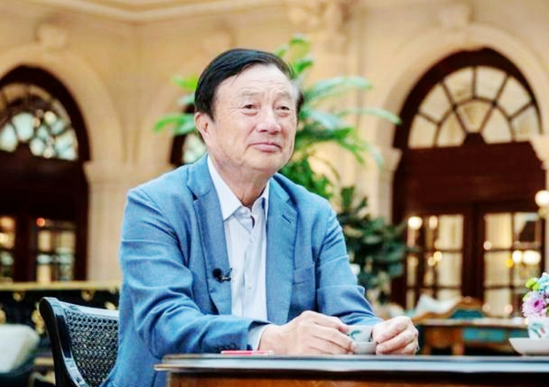 1950年代,任正非与母亲,兄弟姐妹的合影.任正非是家里的长子.
