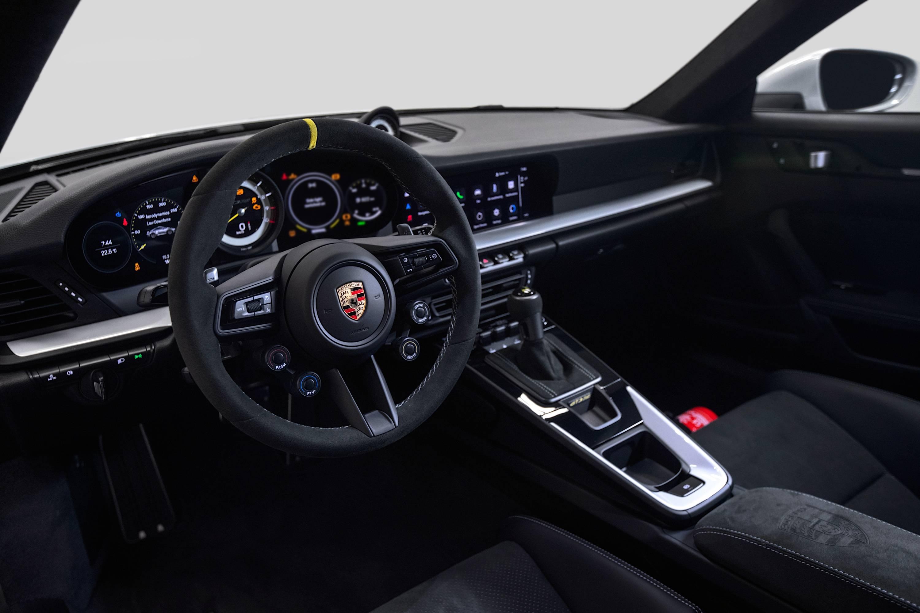 9992万元,该车是保时捷自吸发动机的最强性能版本,并配备了强化后的4.