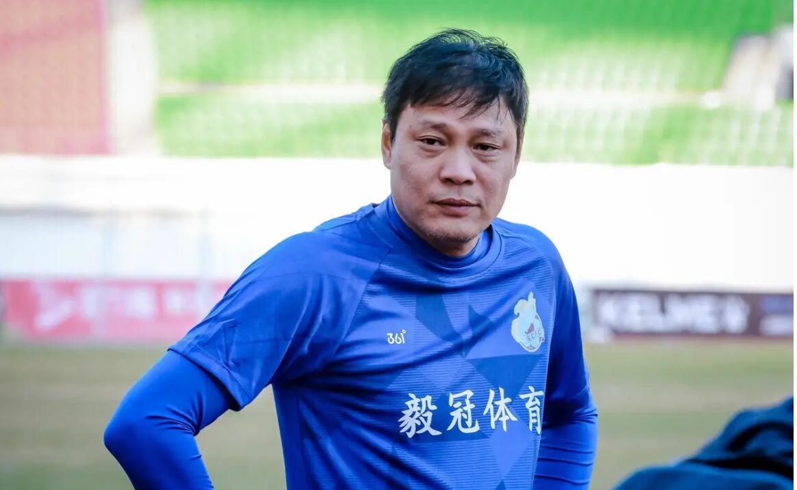 国乒名宿丁松亮相,教国足名宿范志毅打乒乓球,跨界组合梦幻联动