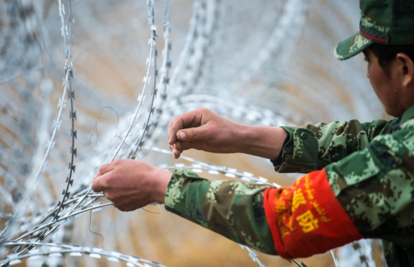 中国基建又火了!在云南修建500公里隔离墙,一夜之间拔地而起