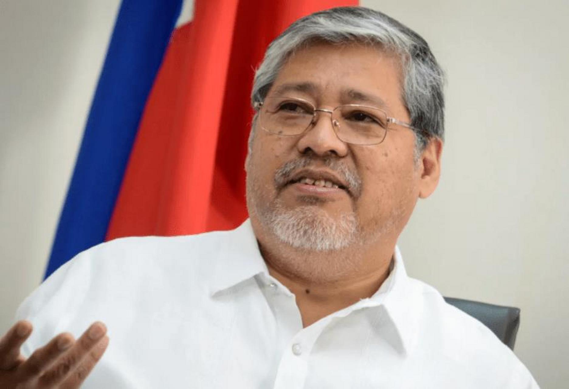 据《菲律宾星报》报道,菲律宾外长恩里克·马纳洛日前表示,菲律宾不会