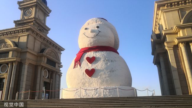 哈尔滨:气温升高 网红大雪人表面开始融化