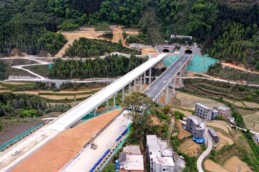 广西河池:天巴高速公路主线全线贯通