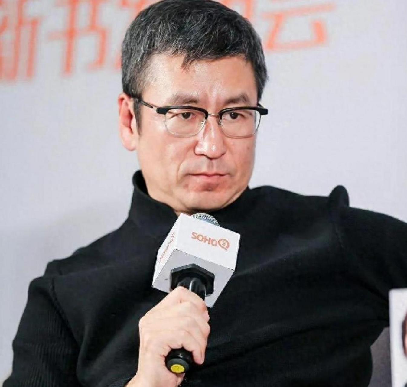 白岩松,这位中国中央电视台的主持人,因深入细致的点评和独特的主持