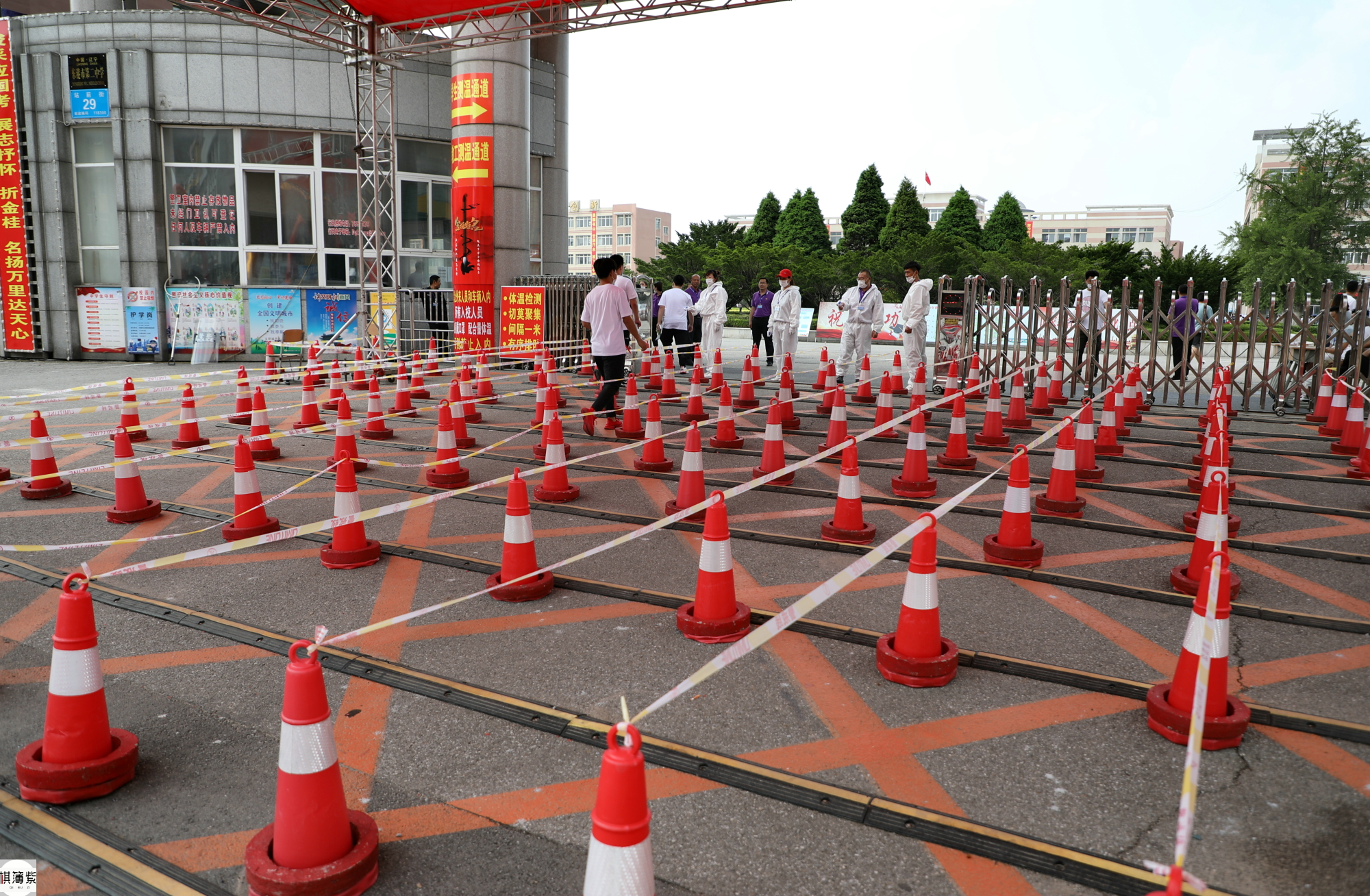 下午2点18分,东港二中 考点门口,工作人员各就各位,准备给即将进入
