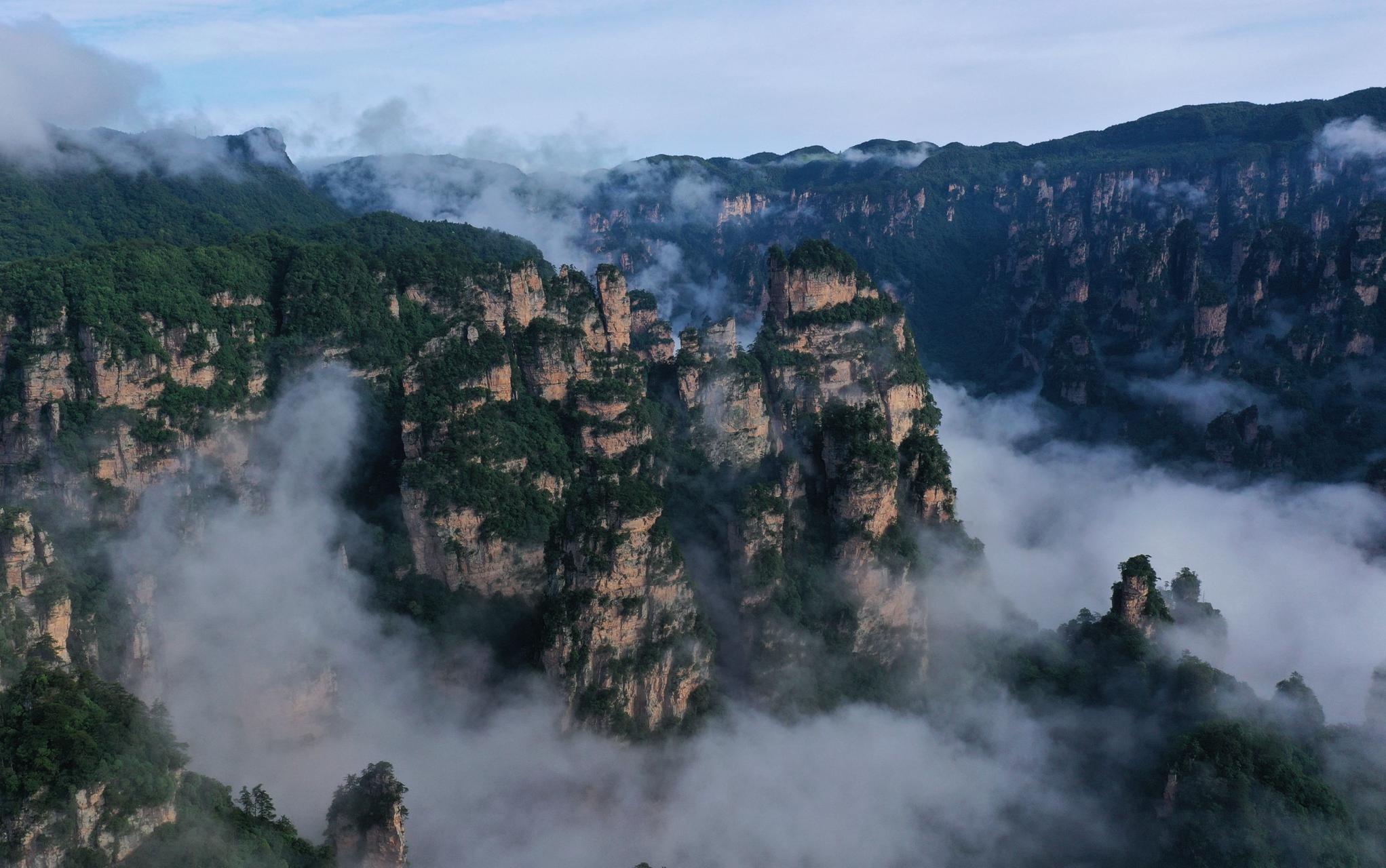 张家界十里画廊:雨过天晴观云海