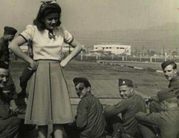 女兵被俘性乳刑图片