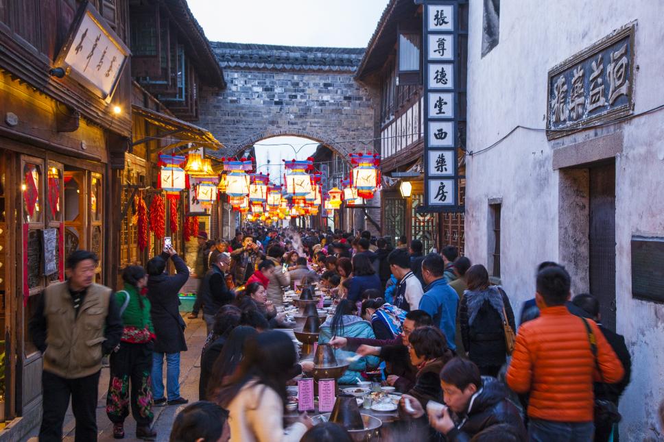 长街宴,夜灯会,水上年市,水陆巡游,年味大集……乌镇水上人家水上年味