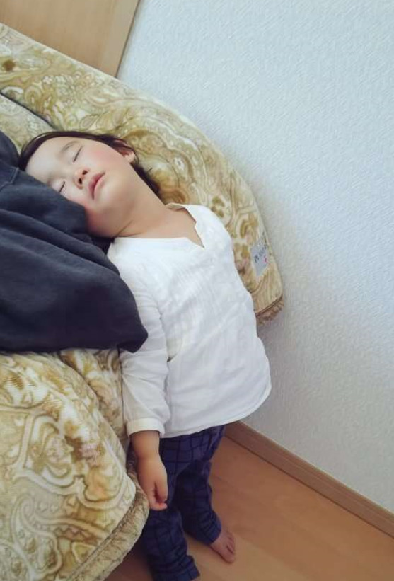 宝宝的睡姿萌翻了,出神入化,张张让你笑喷,哈哈哈