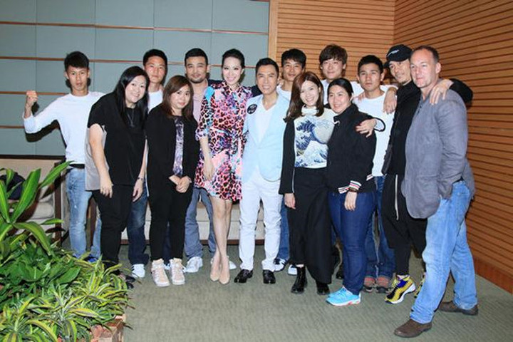 甄子丹晒"甄家班",出镜成员惹争议,为何不标明"中国籍"?