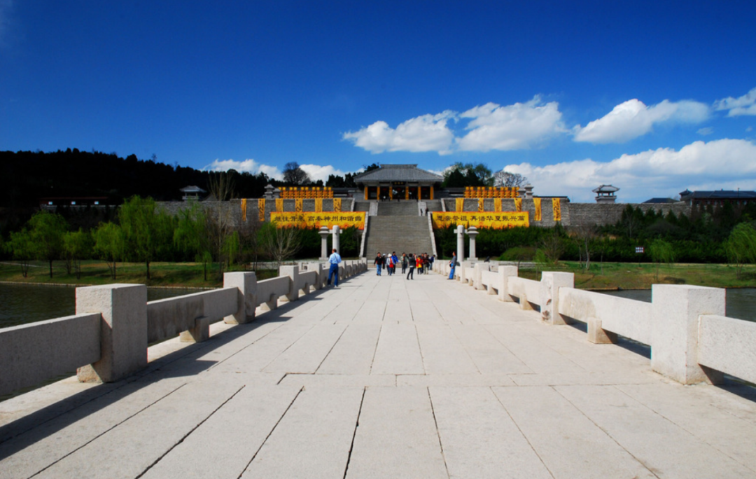 轩辕世祖黄帝陵黄帝陵,即黄帝的陵寝,是《史记》记载的黄帝陵,位于