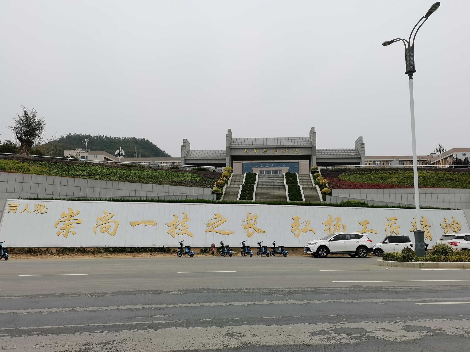 南阳职业学院教管狠命殴打多名学生,有的屁股都被打烂住院治疗