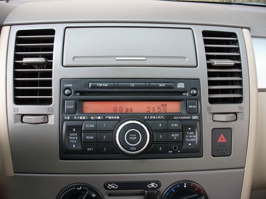 08年款骐达车cd怎样放六张碟进去