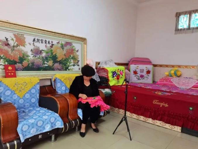 白心莲:巧手"绣"出新生活