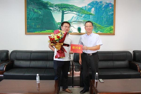 石国怀看望慰问一线教师