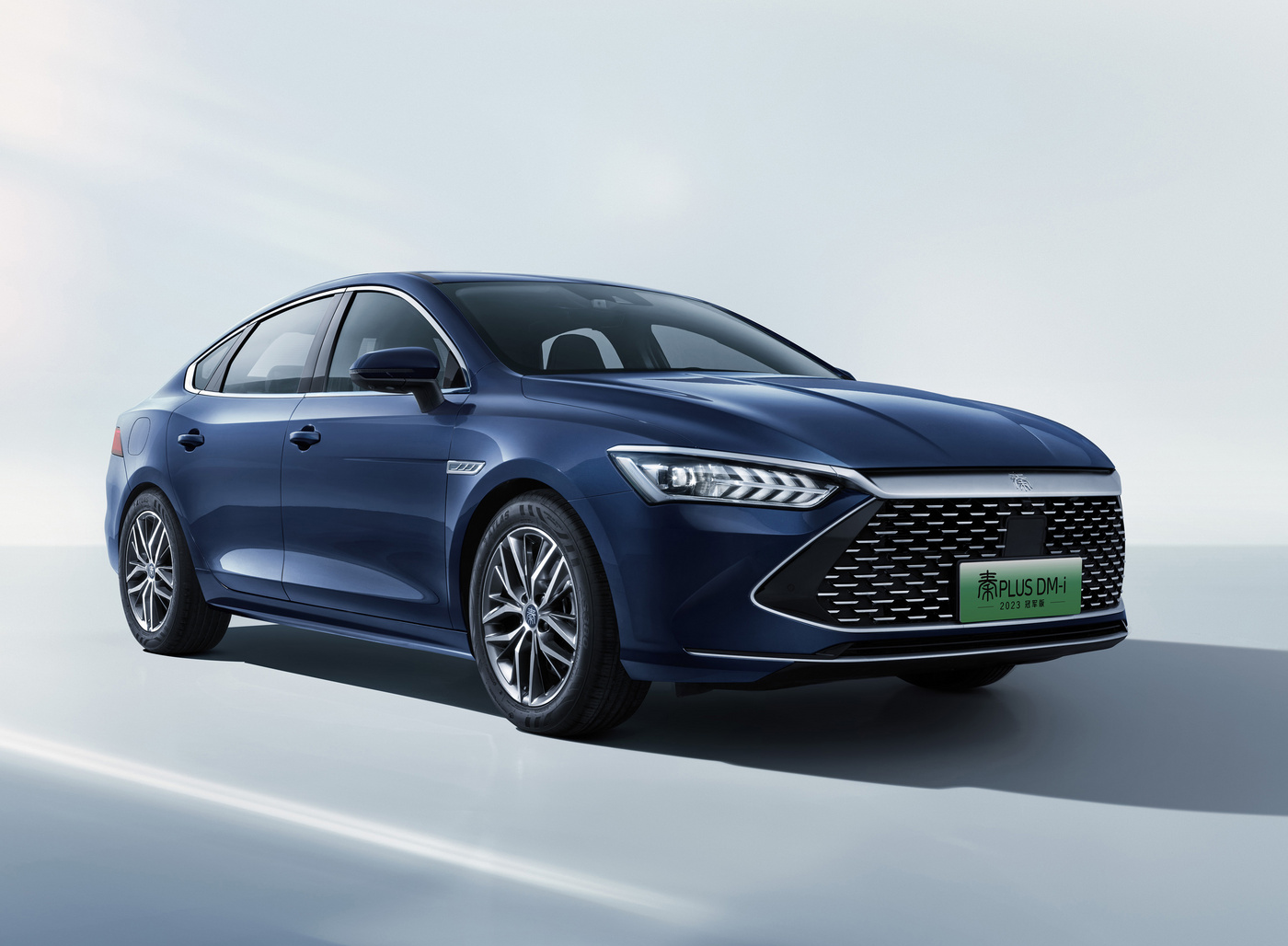 比亚迪秦plus dm-i冠军版车型限时优惠1万元:相当于8.98万元起售