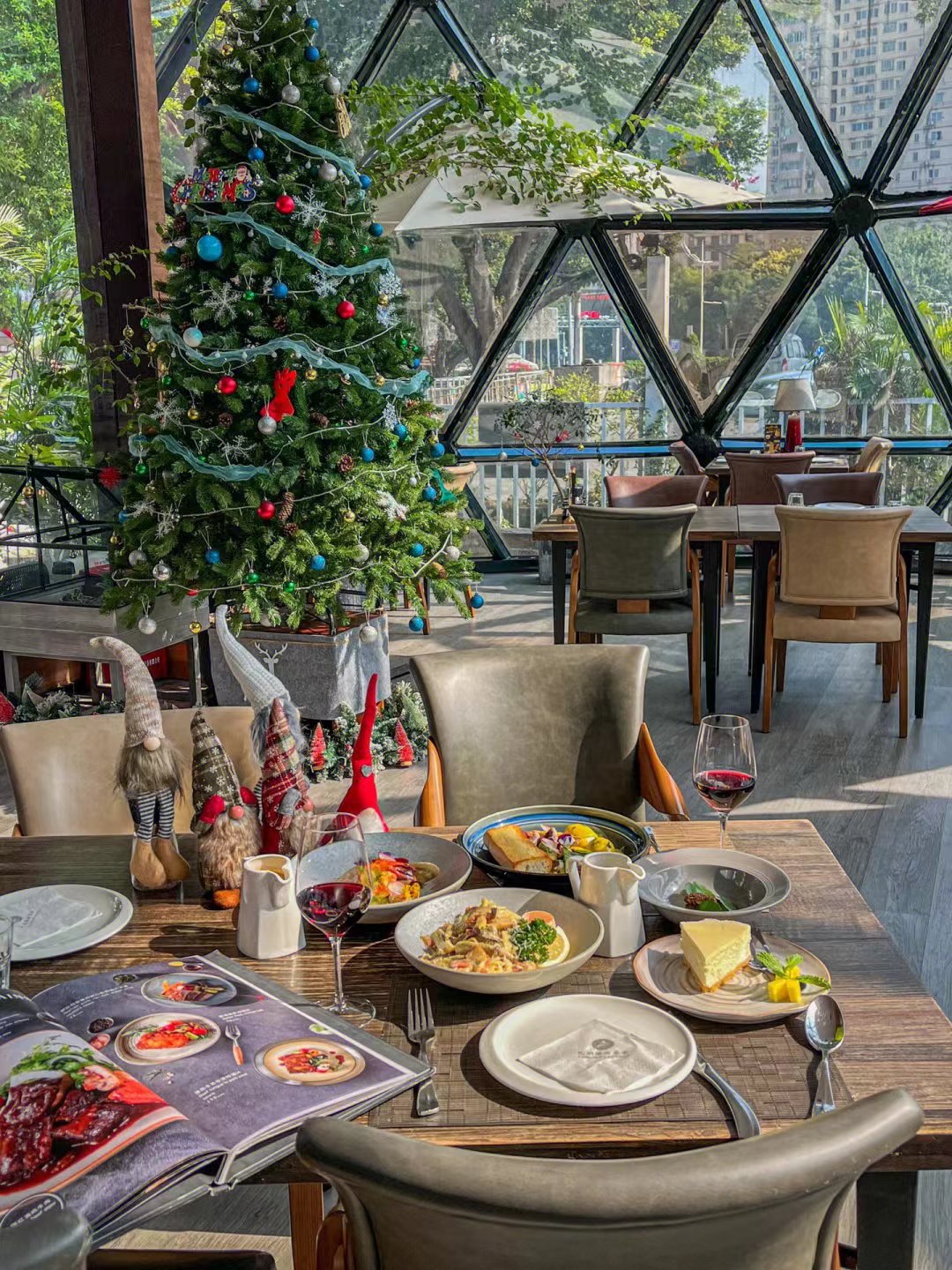 南宁市区比较适合小两口约会的阳光房咖啡馆,餐厅满满的圣诞氛围