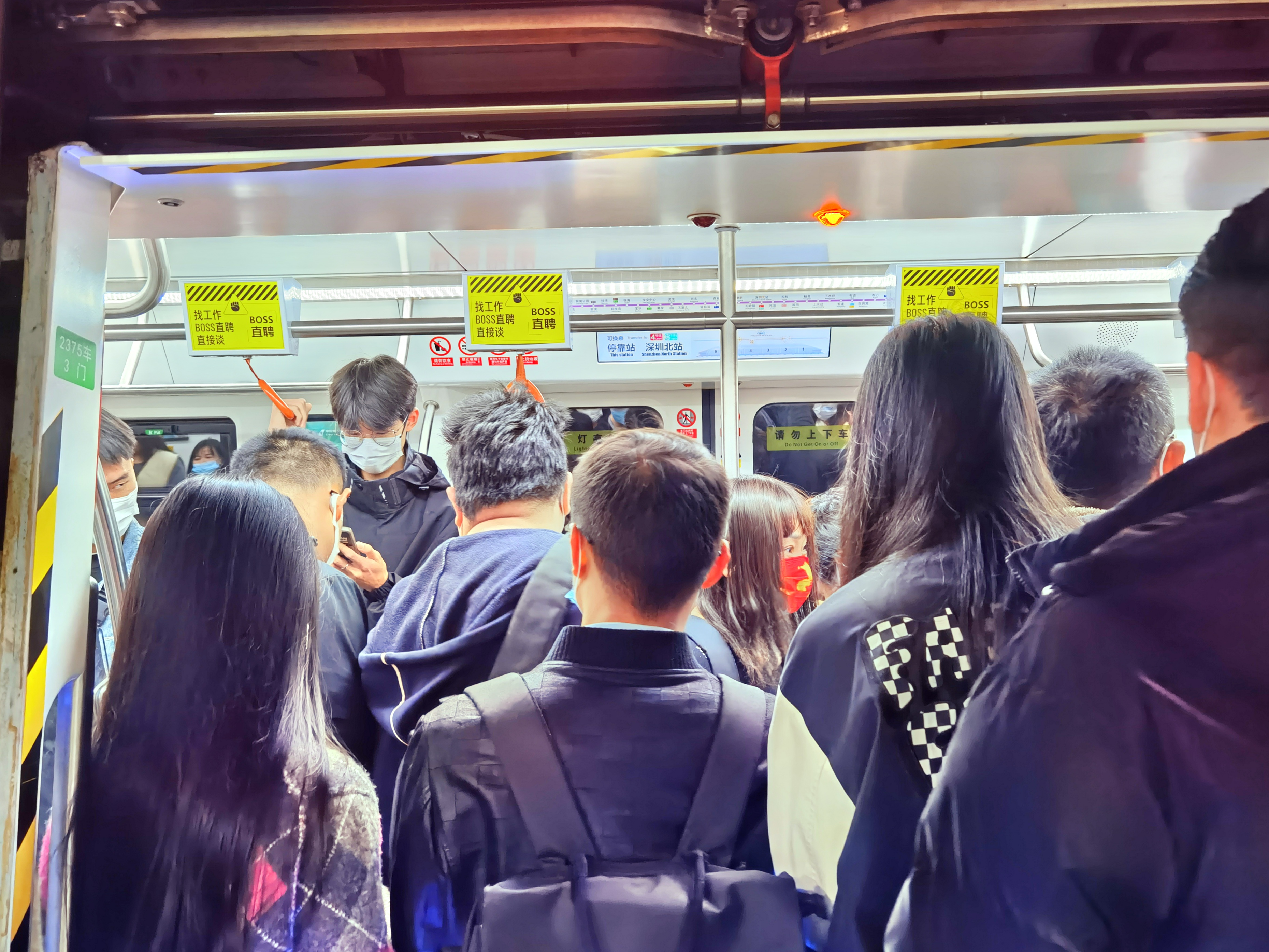 深圳地铁拉手广告效果展示